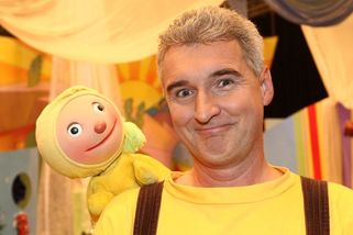 Zdrcený Michal Nesvadba demonstrativně likvidoval letáky: Místo O2 areny skončila jeho show v kontejneru - Super.cz